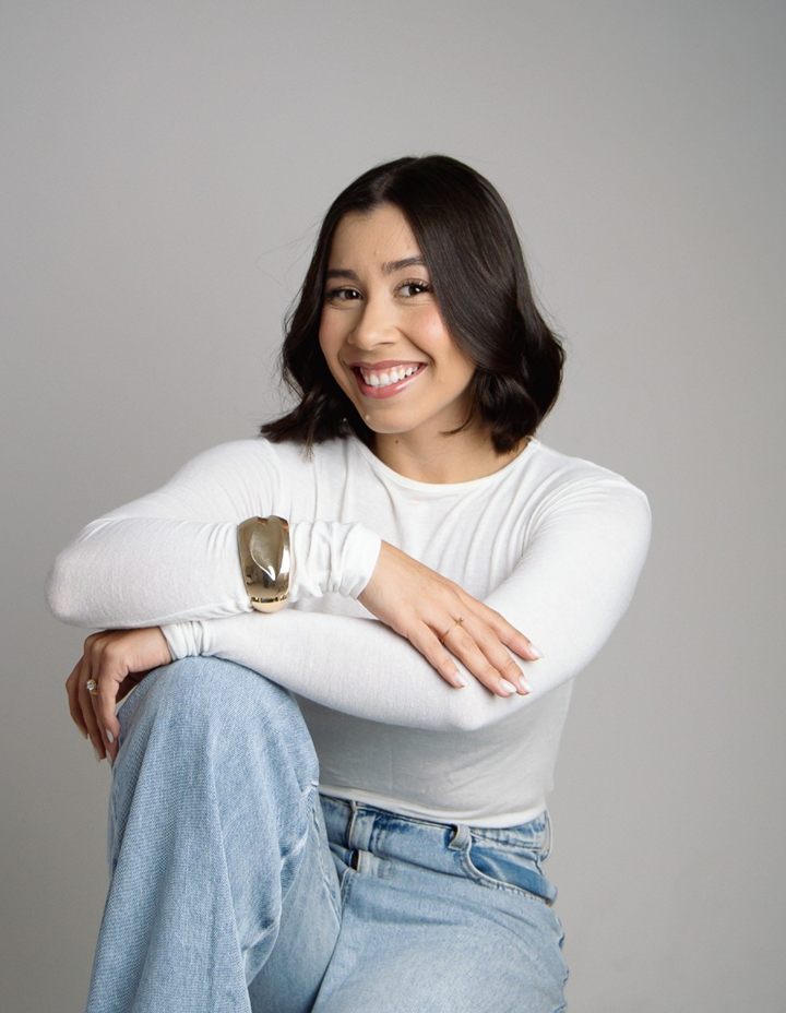 Foto de Jenifer Damasceno sorrindo, em estúdio